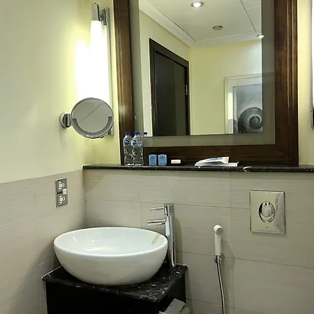 فندق سوفيتل الخبرالكورنيش المظهر الخارجي الصورة Bathroom in a hotel