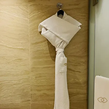 فندق سوفيتل الخبرالكورنيش المظهر الخارجي الصورة A bathrobe hanging on a bathroom door
