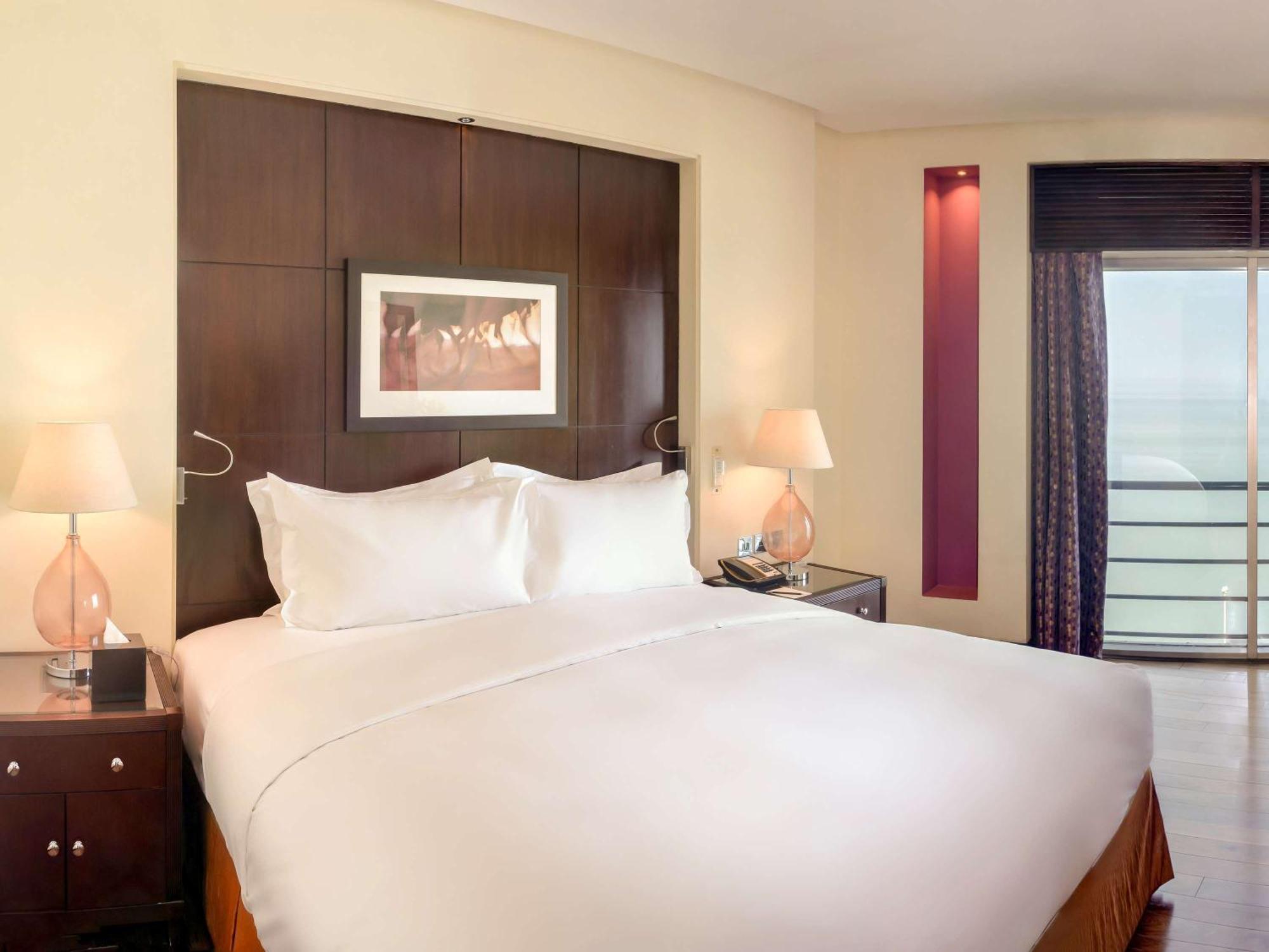 Hotel Sofitel The Corniche 5*